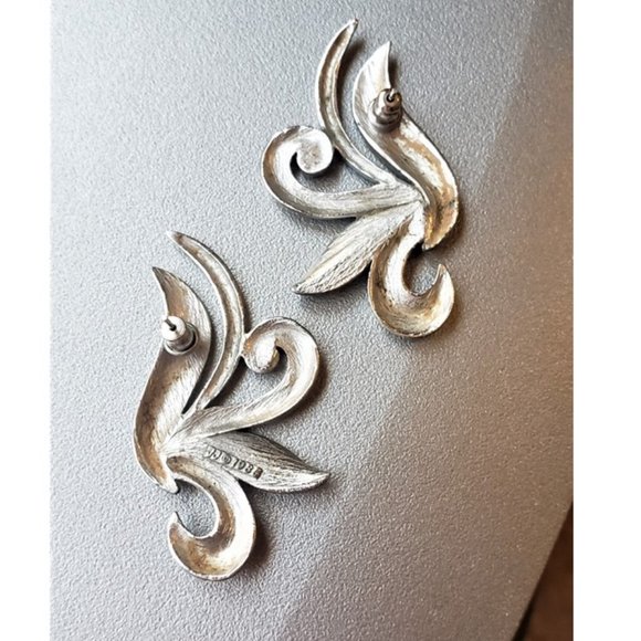 RARE Vintage Silvertone Earrings by Jonette - Picture 6 of 9
